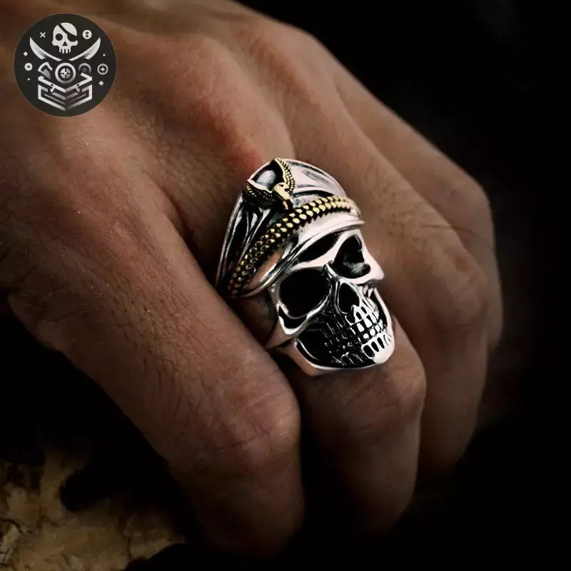 Bague pirate argent massif 925 avec détail de fermeture éclair, portée sur un doigt