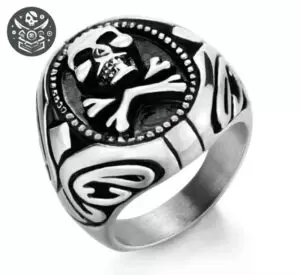 Bague Pirate en Acier Inoxydable 316L 1 Bague pirate en acier inoxydable 316L avec design tête de mort et os croisés