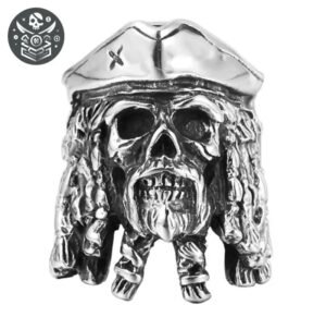 Bague pirate en acier avec crâne argenté, casquette militaire et cheveux longs ou tressés