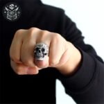 Bague Crâne Homme Argent Sabres — Trésor Pirate (vue 3)