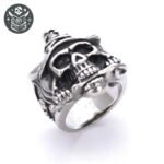 Bague pirate moderne en argent massif 925 avec crâne détaillé et expression menaçante