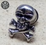 Boucle d&rsquo;Oreille Pirate Jolly Roger Noir Acier — Trésor Pirate (vue 2)