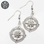 Boucle d&rsquo;Oreille Pirate Gouvernail Acier Moderne — Trésor Pirate (vue 7)