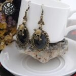 Boucle d&rsquo;Oreille Pirate Crâne Doré Pierre Rouge — Trésor Pirate (vue 8)