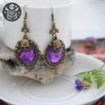 Boucle d&rsquo;Oreille Pirate Crâne Doré Pierre Rouge — Trésor Pirate (vue 4)
