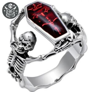 Bague gothique en argent avec gemme rouge en forme de cercueil et motifs de squelettes