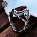 Bague Pirate Cercueil Squelette Acier — Trésor Pirate (vue 2)