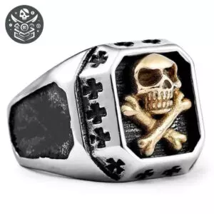 Bracelet en Acier Inoxydable 316L de Qualité 1 Bague argentée avec design tête de mort en or sur fond noir, produit ’Bracelet en Acier Inoxydable 316L de Qualité’