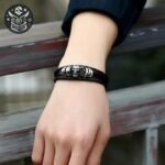 Bracelet Pirate Enfant Cuir 17cm Ajustable — Trésor Pirate (vue 4)