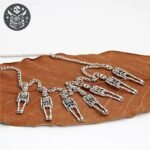 Collier Pirate Tête Mort Acier Femme — Trésor Pirate (vue 3)