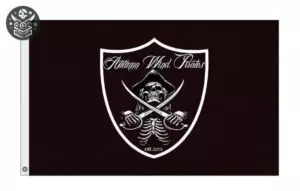 Drapeau pirate pour une décoration originale 2 Drapeau pirate avec logo de bouclier crâne et épées pour une décoration d’endroit unique