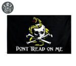 Drapeau pirate avec tête de mort, serpent à sonnette et texte ’DON’T TREAD ON ME’