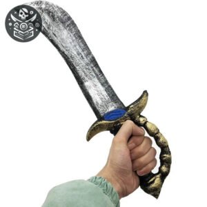 Sabre pirate en acier de collection avec hilt doré et gemme bleue, tenu par une main
