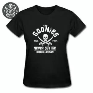 T-shirt couleur noire avec design ’The Goonies’ crâne et épées croisées