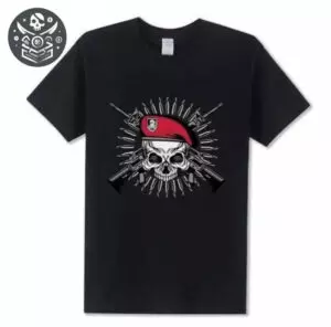 T-shirt pirate armée jusqu’aux dents - T-shirt noir avec un crâne en béret rouge et des fusils