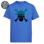 T-shirt pirate bleu avec crâne, croix d’os et silhouettes de pistolets - One Piece de Qualité